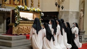 Suore sostano in preghiera davanti al corpo di santa Margherita di città di castello