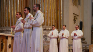 Scena con tre ordinandi presbiteri e tre ordinandi diaconi