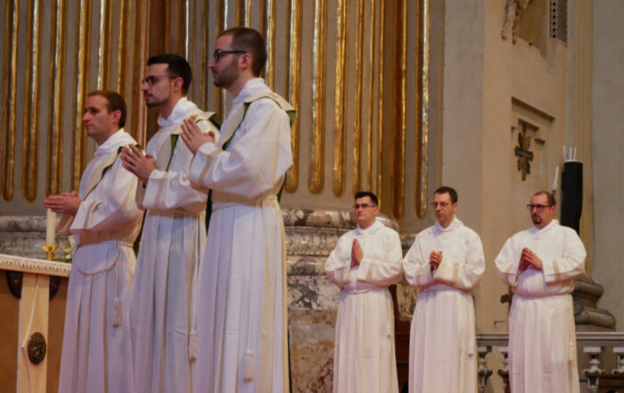 Scena con tre ordinandi presbiteri e tre ordinandi diaconi